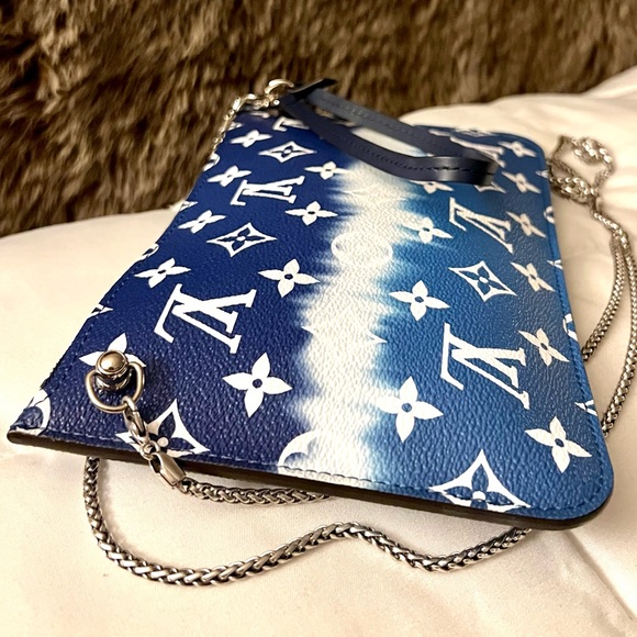 🔥SUPER SALE REDUCTION🔥✅PRICE FIRM✅ AUTHENTIC Louis Vuitton Blue Escale Wristlet - Picture 3 of 17